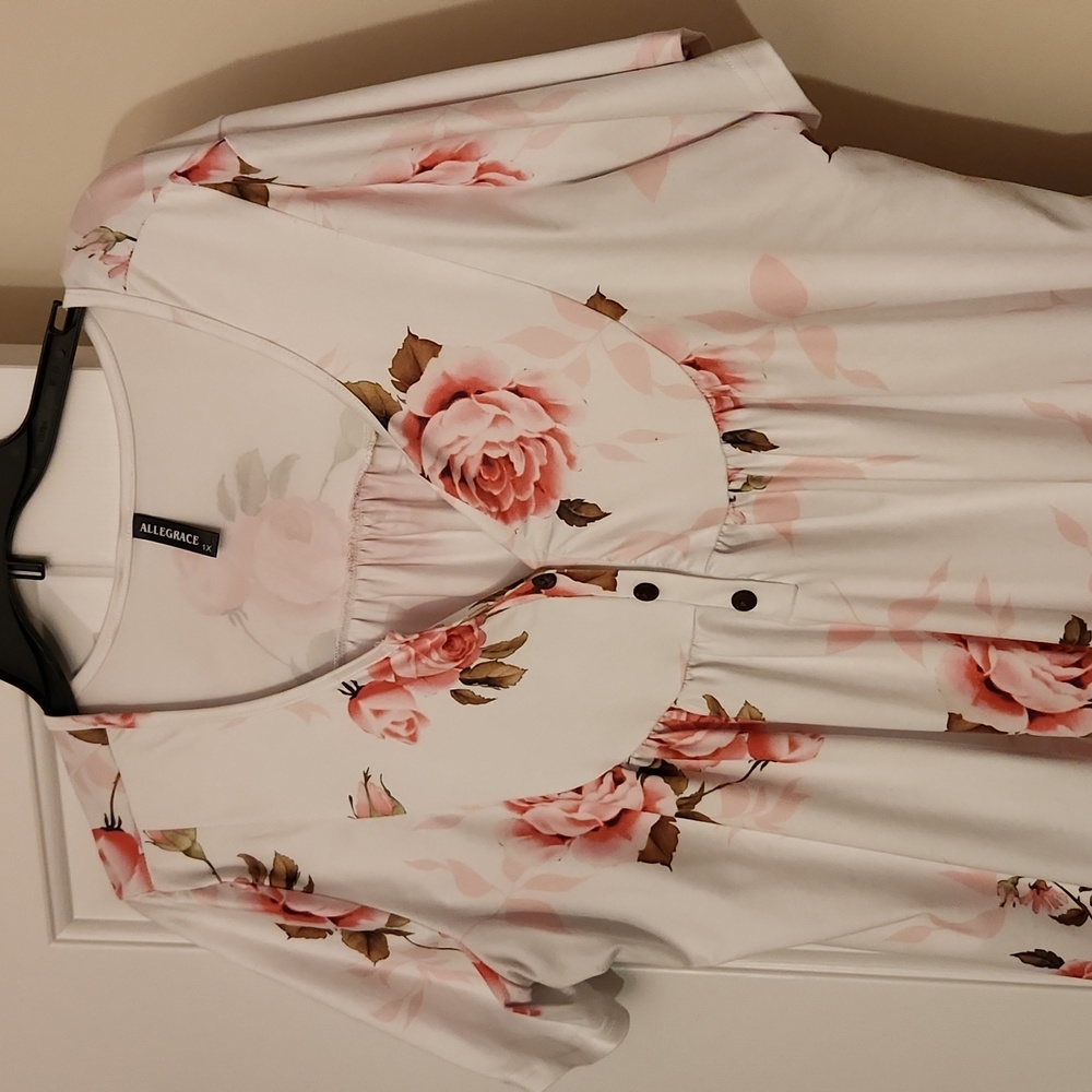 Women's 1X white floral print short sleeve blouse.